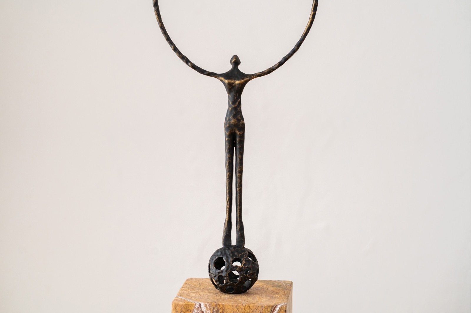 ESCULTURA ARO N1. METAL Y MARMOL