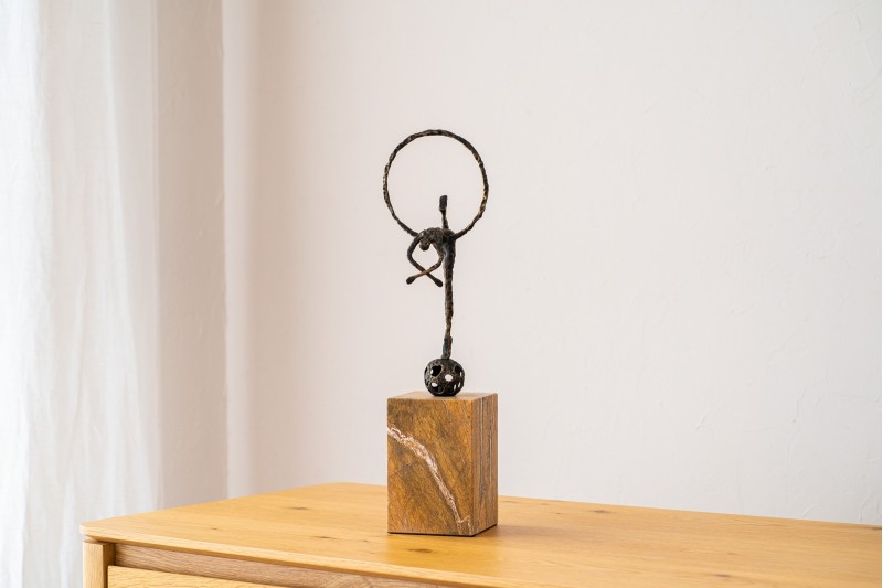 ESCULTURA ARO N2. METAL Y MARMOL