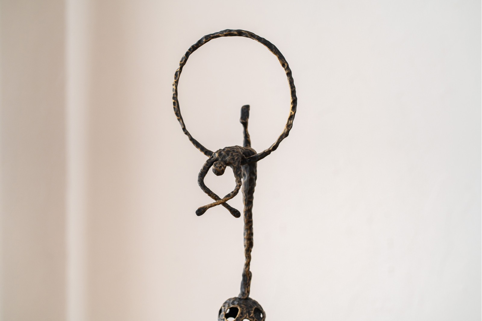 ESCULTURA ARO N2. METAL Y MARMOL