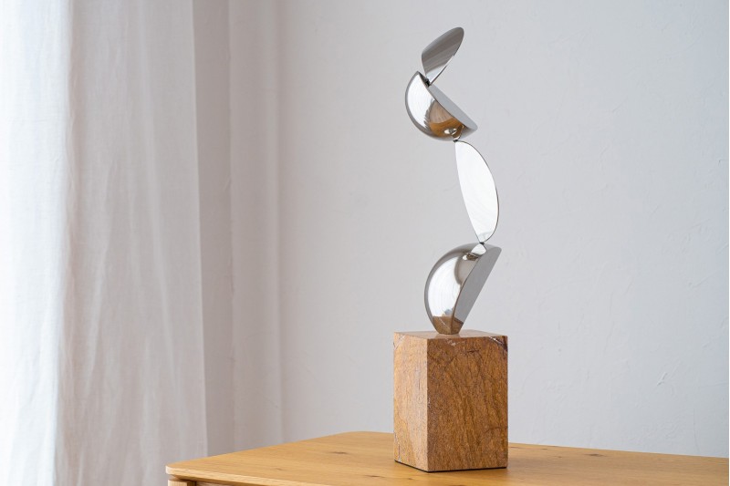 SCULPTURE MOUVEMENT. ACIER ET MARBRE | VP Interiorismo