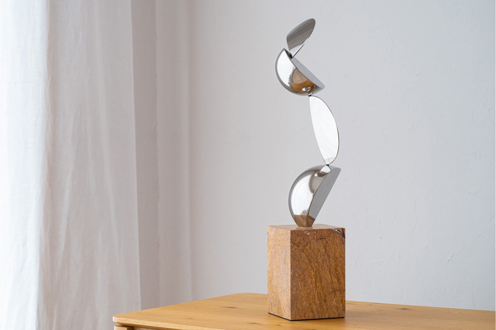 ESCULTURA MOVIMIENTO. ACERO Y MARMOL