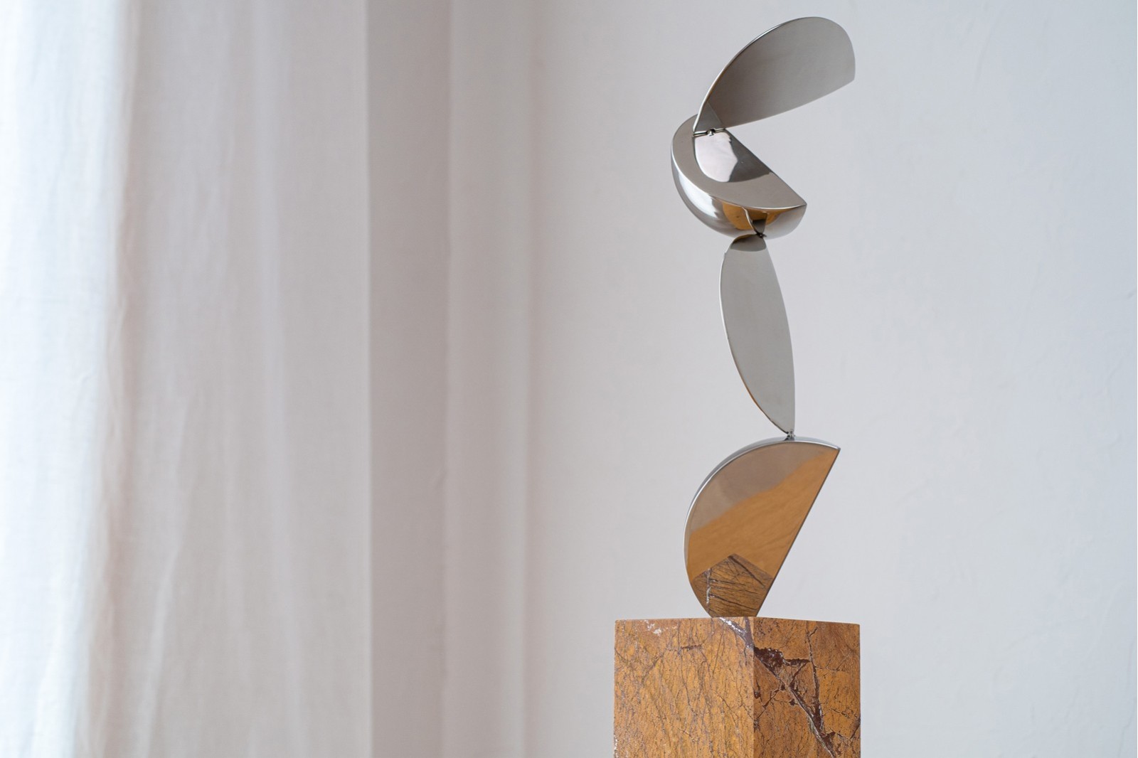 ESCULTURA MOVIMIENTO. ACERO Y MARMOL