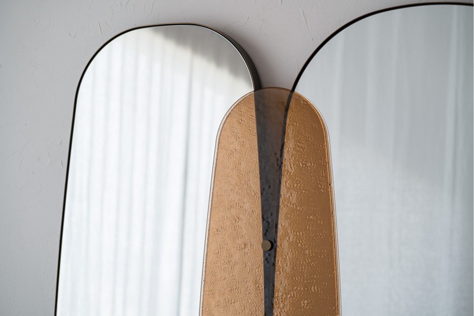 ESPEJO DE SUELO CON VIDRIO AMBAR.