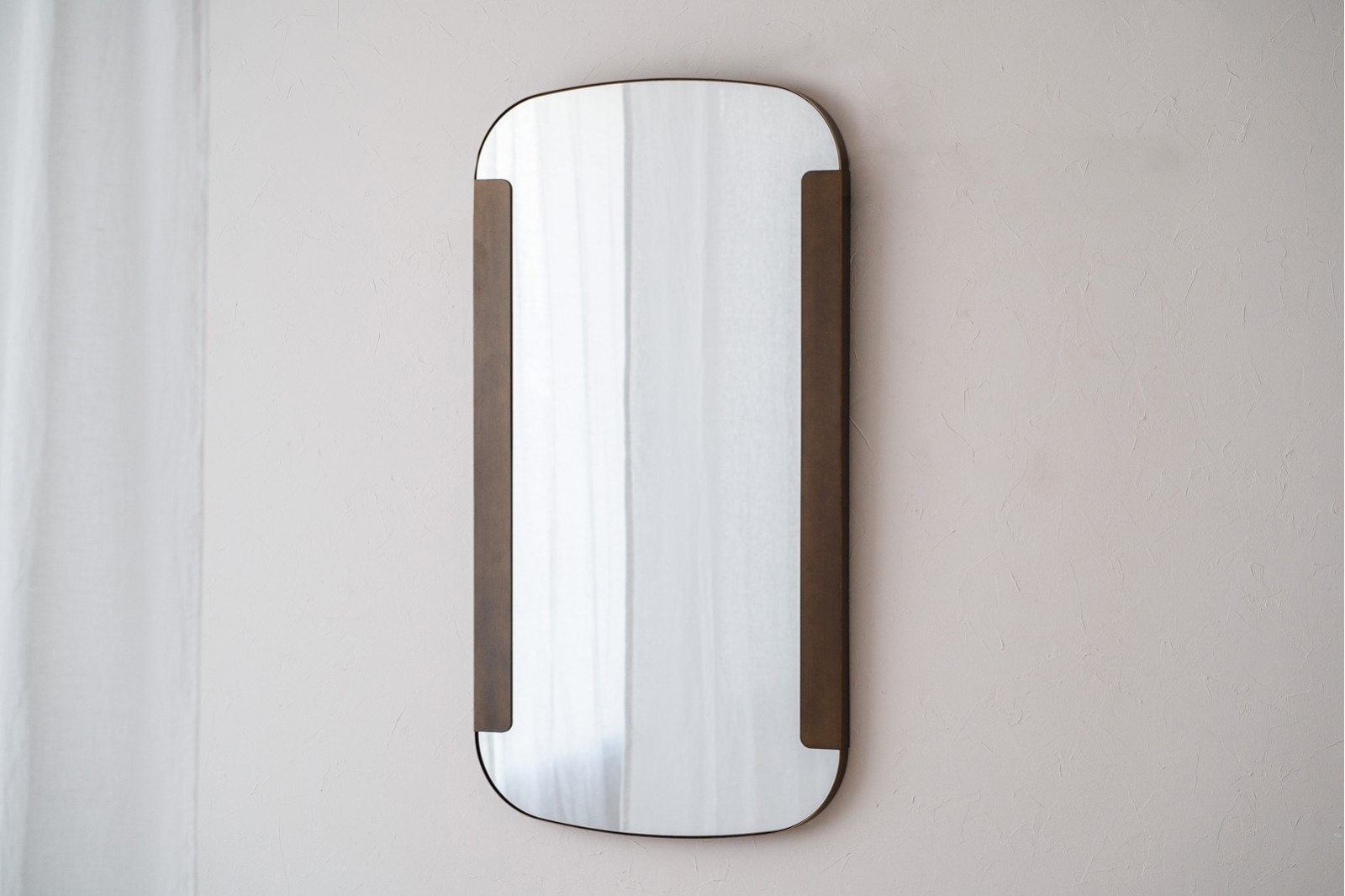 ESPEJO DE PARED RECTANGULAR. MARCO METAL