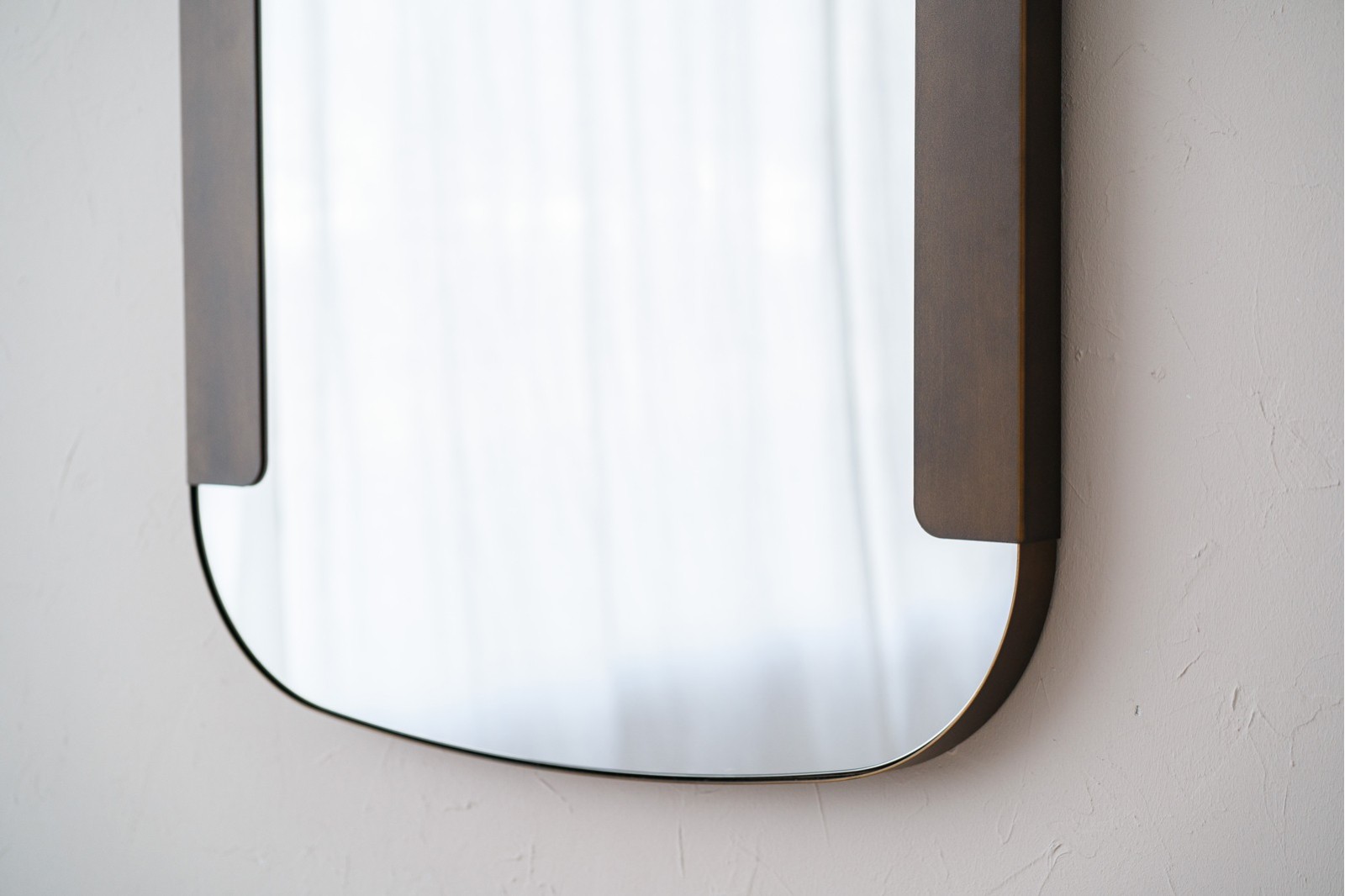 ESPEJO DE PARED RECTANGULAR. MARCO METAL