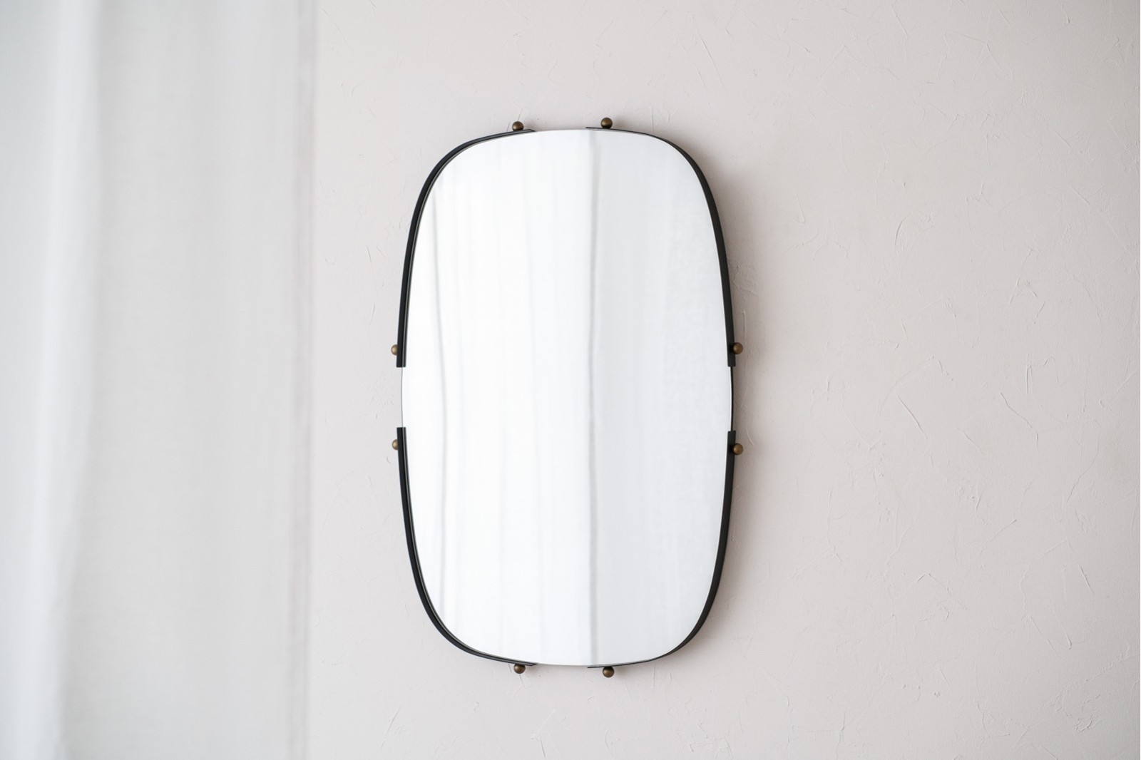 ESPEJO DECORATIVO DE PARED. METAL NEGRO