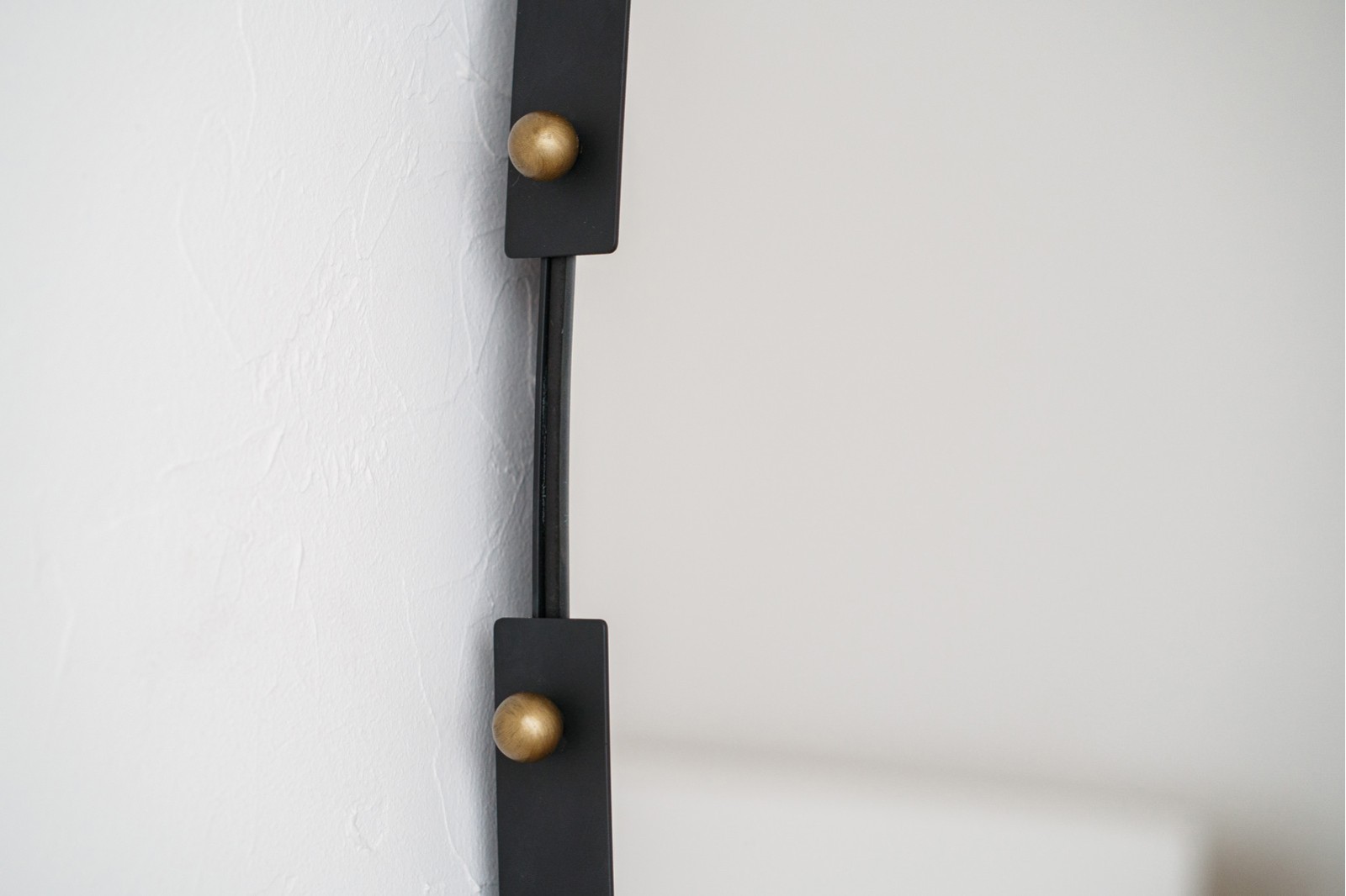 ESPEJO DECORATIVO DE PARED. METAL NEGRO