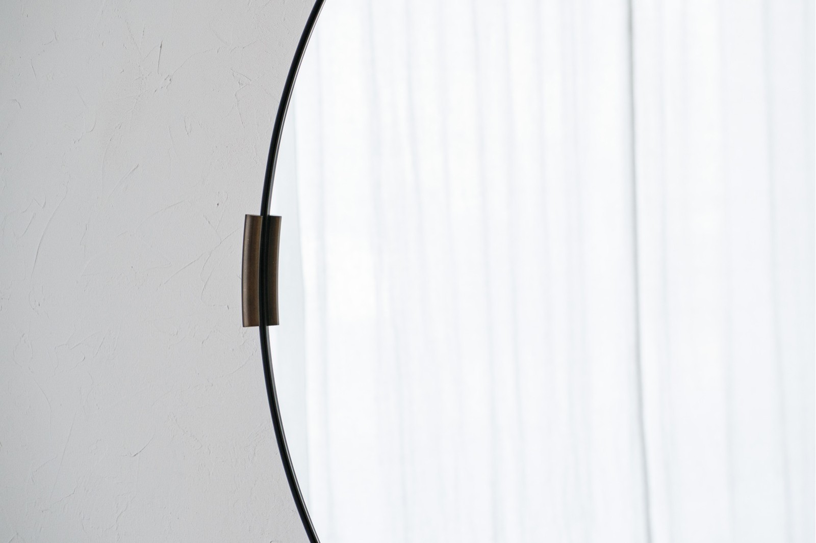 ESPEJO REDONDO DE PARED. METAL NEGRO