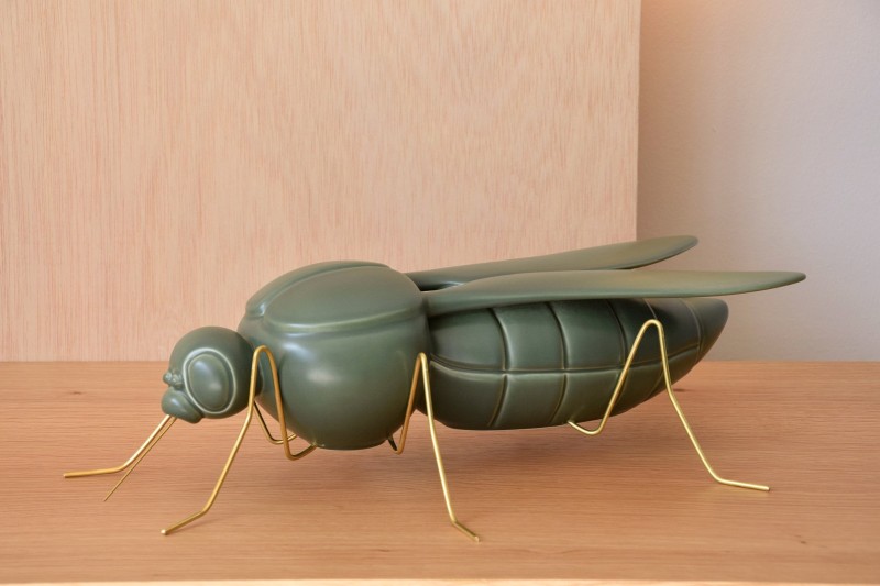 MOSQUITO SCULPTURE. CERAMIC. MATT DARK GREEN | VP Interiorismo