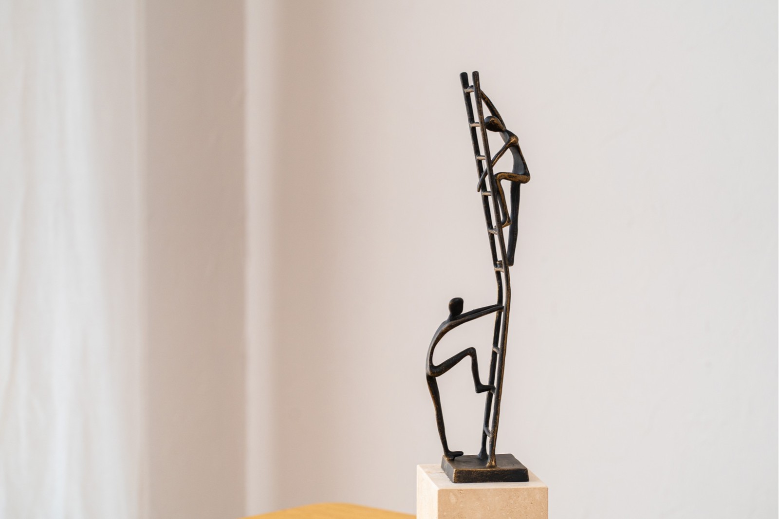 ESCULTURA UP & DOWN N2. METAL Y MARMOL