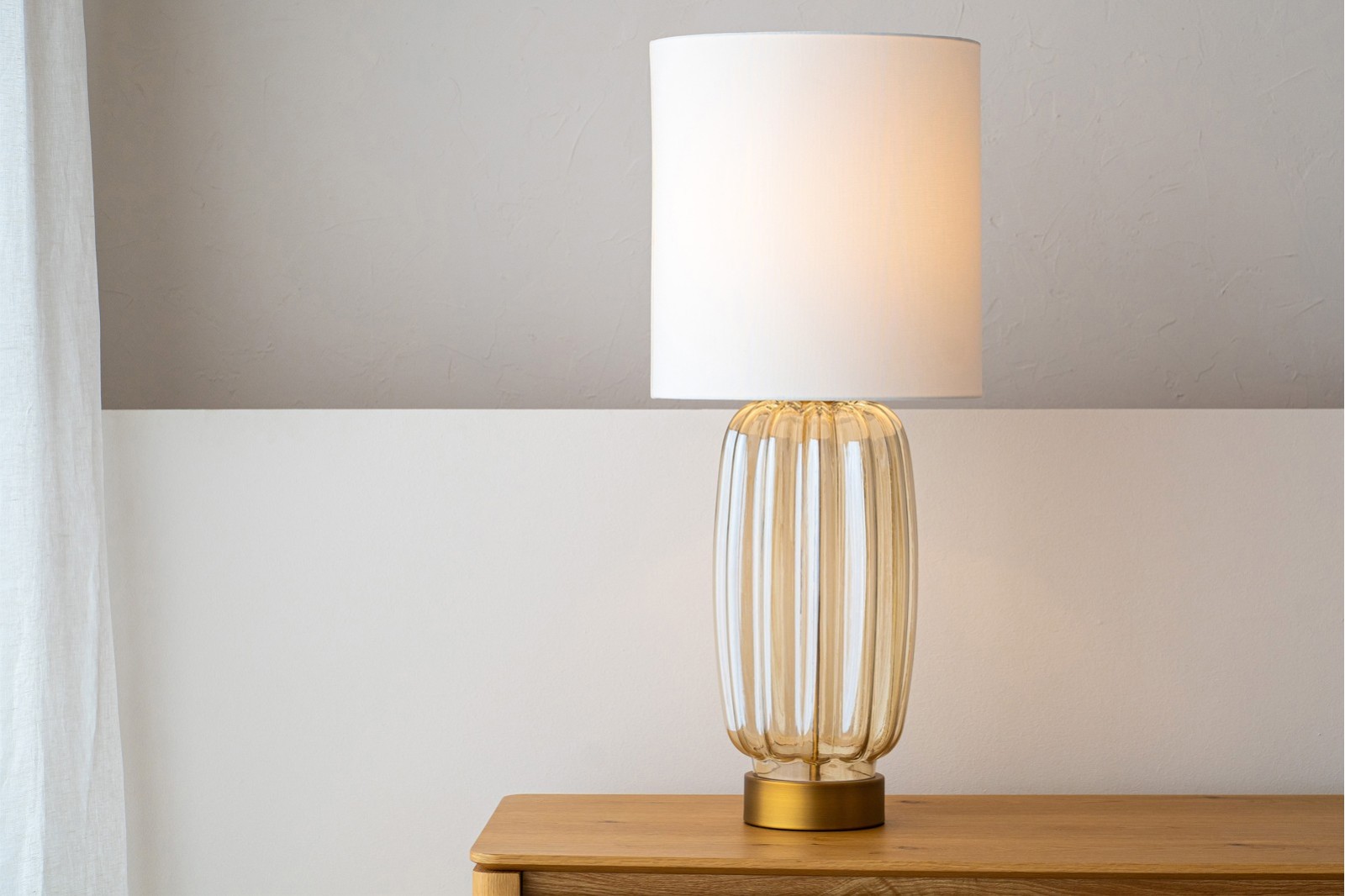 LAMPARA IREA. VIDRIO AMBAR CON PANTALLA