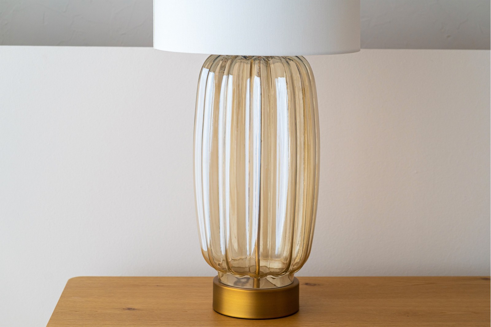 LAMPARA IREA. VIDRIO AMBAR CON PANTALLA