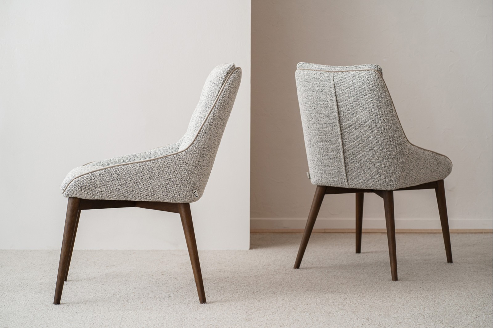 SET 2 SILLAS  MIA. TONOS GRISES. NOGAL