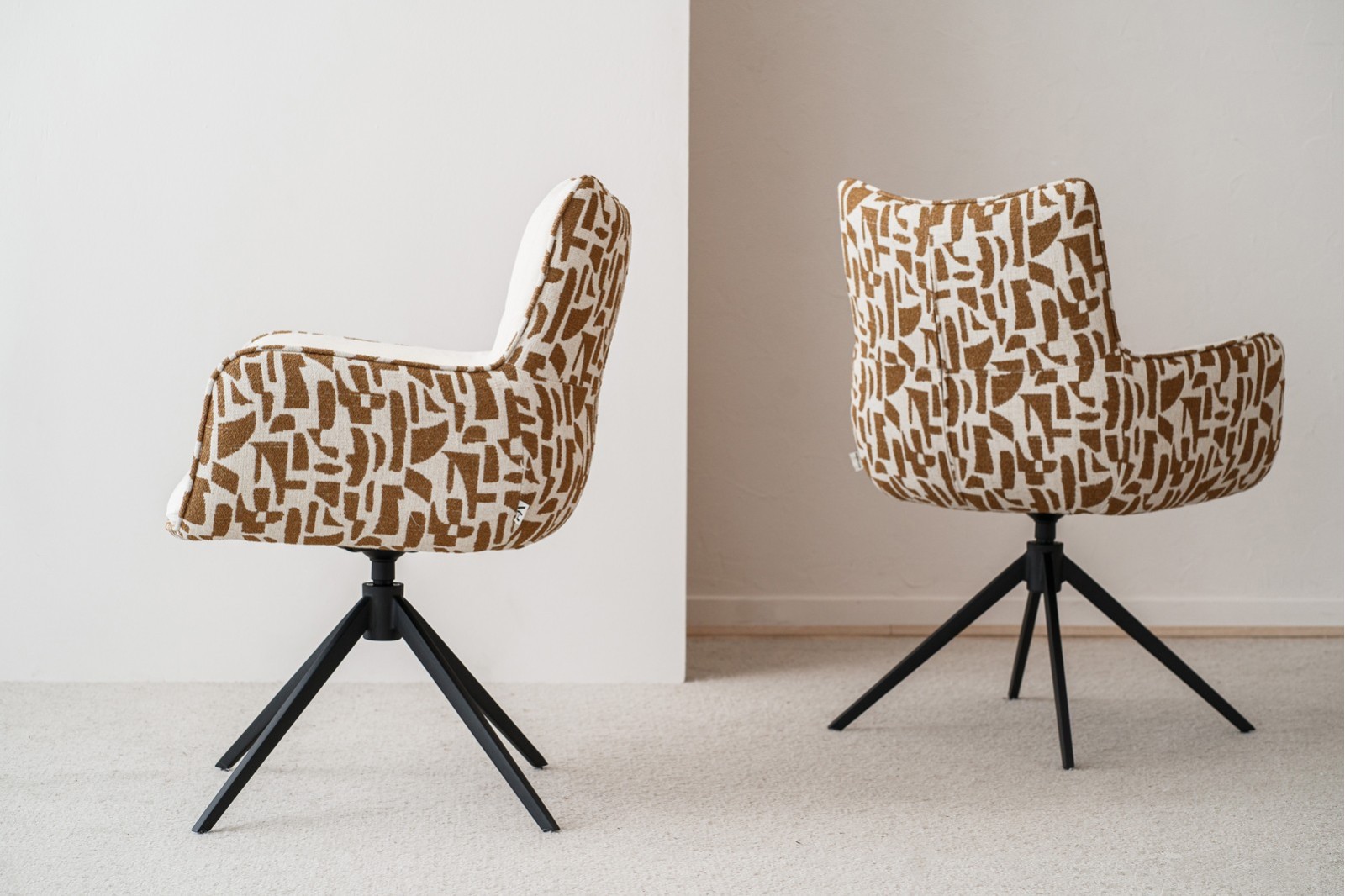 SET 2 SILLAS GIRATORIA SAEL. BEIGE. OCRE