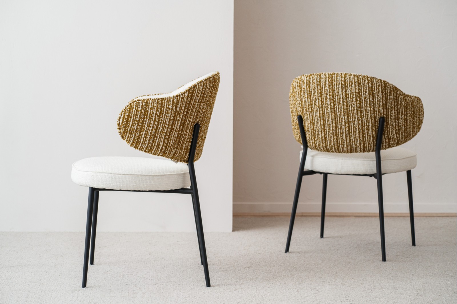 SET 2 SILLAS CLOE . BLANCO Y MOSTAZA