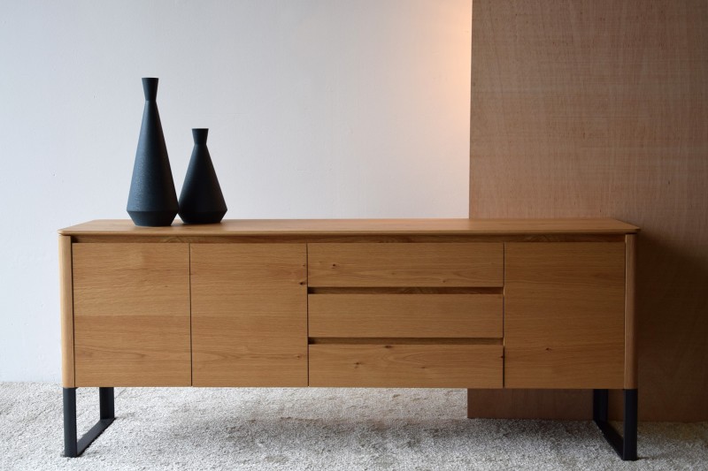 SIDEBOARD. MATT NATURAL OAK AND BLACK STEEL BASE | VP Interiorismo