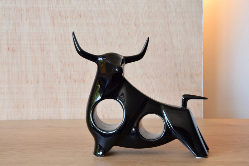 CERAMIC BULL. BLACK. FRONT | VP Interiorismo