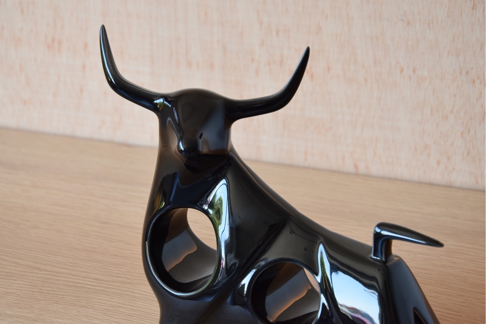 TORO CERÁMICA NEGRO. FRONTAL