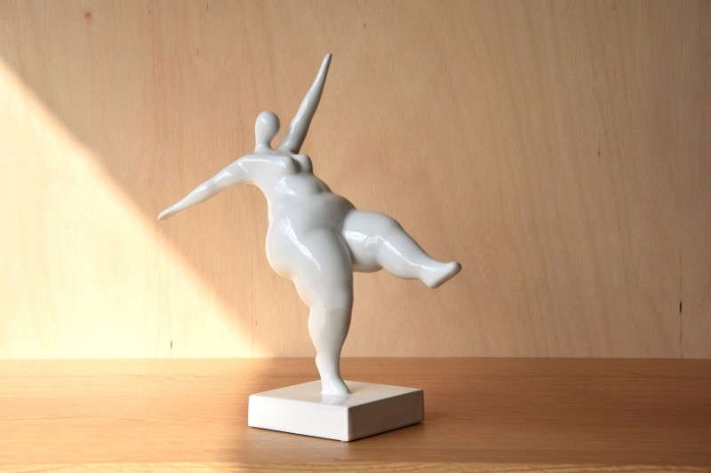 SCULPTURE CERAMIQUE. BACKWARDS. GROSSE FEMME | VP Interiorismo