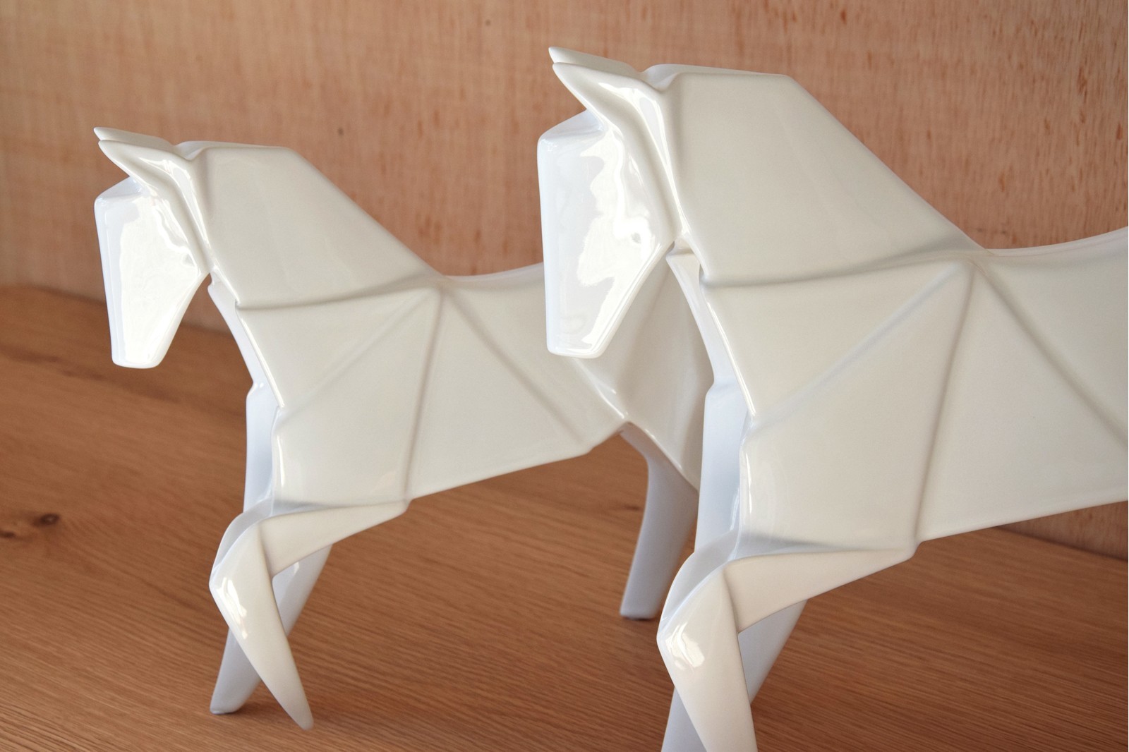 COLECCIÓN CABALLO ORIGAMI. ESCULTURA CERÁMICA BLANCO