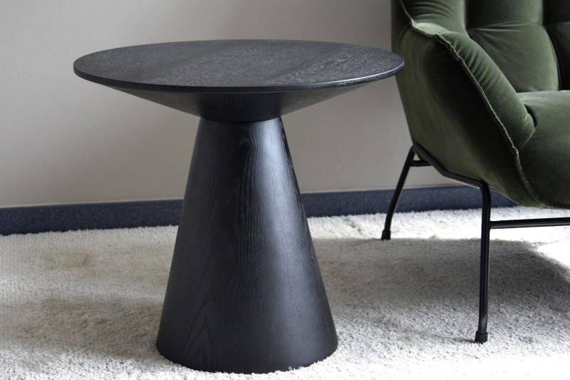 ROUND SIDE TABLE. MATT BLACK ASH VENEER | VP Interiorismo