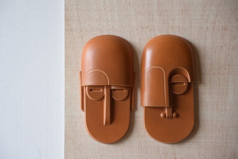 CERAMIC MASK TO HANG ON THE WALL. MATT OCHRE.N2 | VP Interiorismo