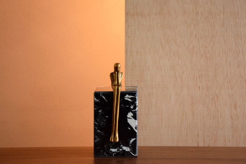 SCULPTURE EN FER SUR UN SOCLE EN MARBRE. PETIT | VP Interiorismo