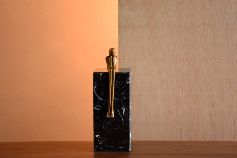 SCULPTURE EN FER AVEC BASE EN MARBRE. LARGE | VP Interiorismo