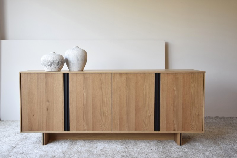 SIDEBOARD. NATURAL OAK AND BLACK METAL | VP Interiorismo