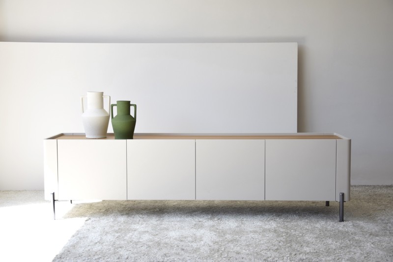 TV UNIT. MATT SAND LAQUER AND NATURAL OAK | VP Interiorismo