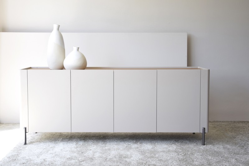 SIDEBOARD. MATT SAND LAQUER AND NATURAL OAK | VP Interiorismo
