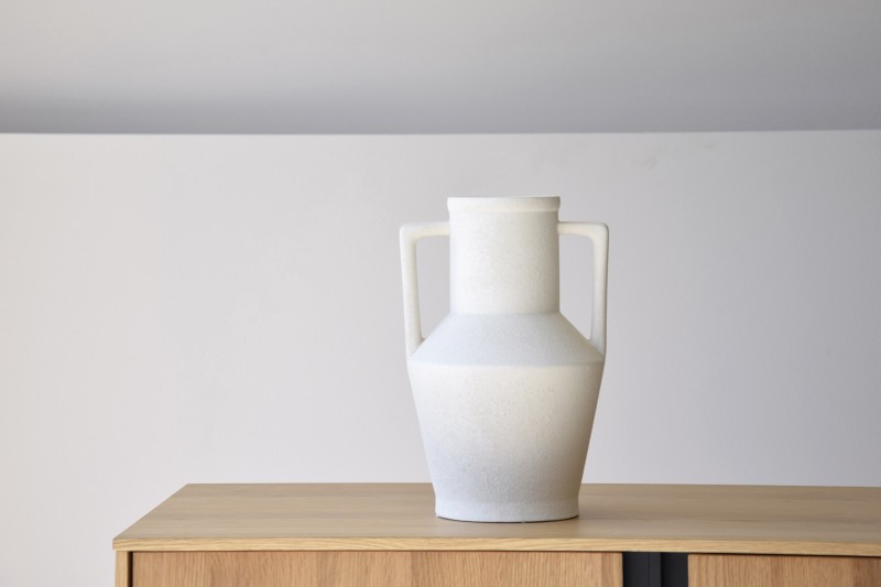 WHITE CERAMIC VASE. CANTARO COLLECTION | VP Interiorismo