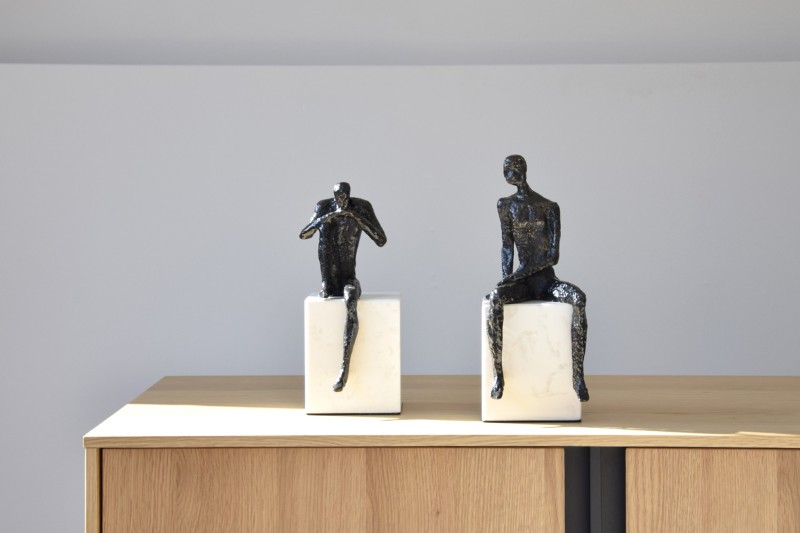 THINKING COLLECTION. METAL SCULPTURE ,WHITE MARBLE BASE | VP Interiori