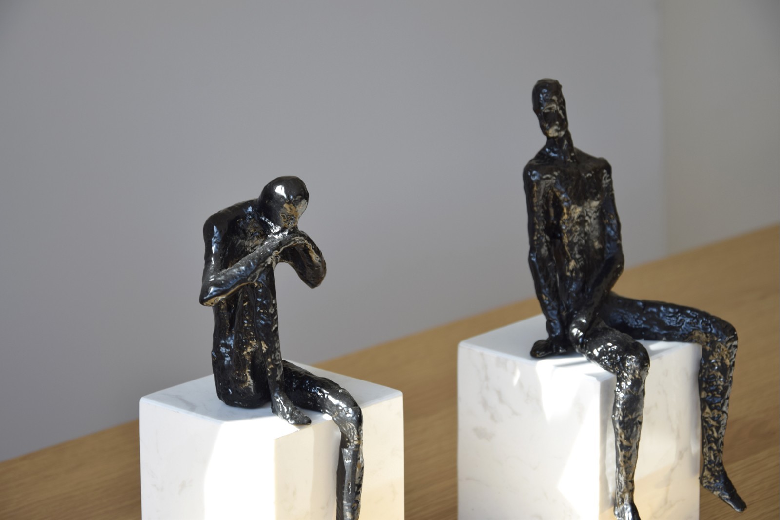 COLECCIÓN PENSANDO. ESCULTURA METAL BASE MÁRMOL BLANCO