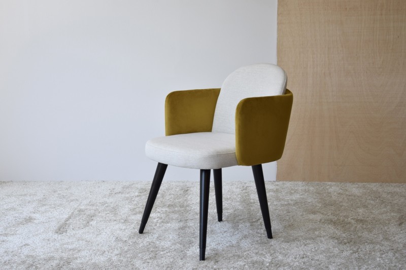 SET 2 DINING CHAIRS WITH ARMRESTS. OCHRE | VP Interiorismo