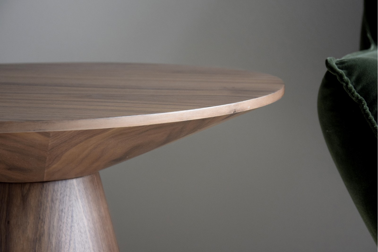 MESA AUXILIAR REDONDA EN NOGAL