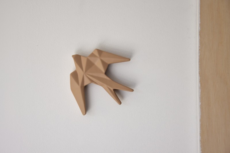 CERAMIC SWALLOW TO HANG ON THE WALL. NUDE. MINI | VP Interiorismo